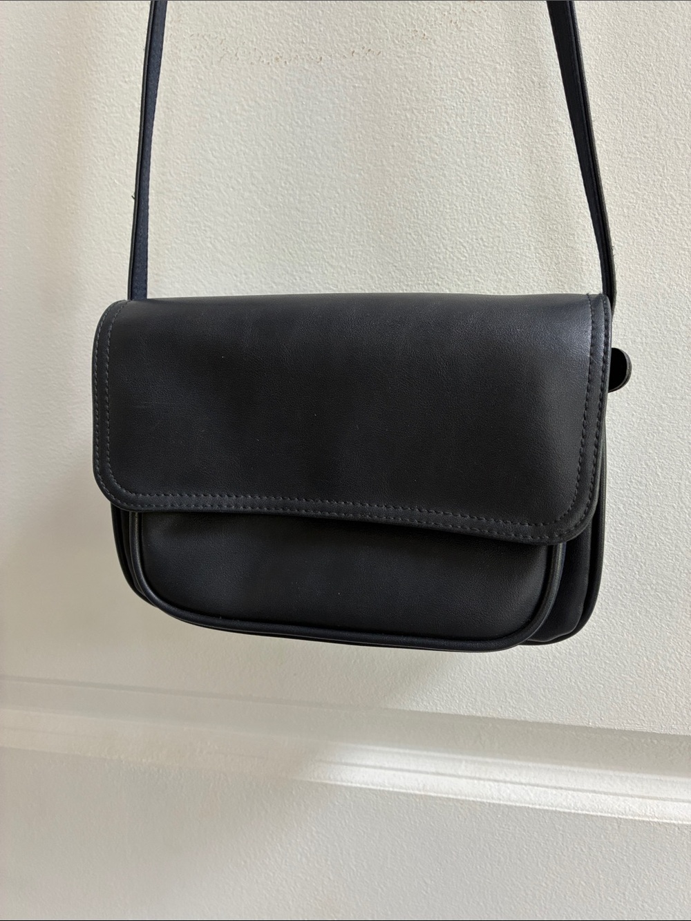 Liz Claiborne Navy Blue Smooth Leather Crossbody Bag